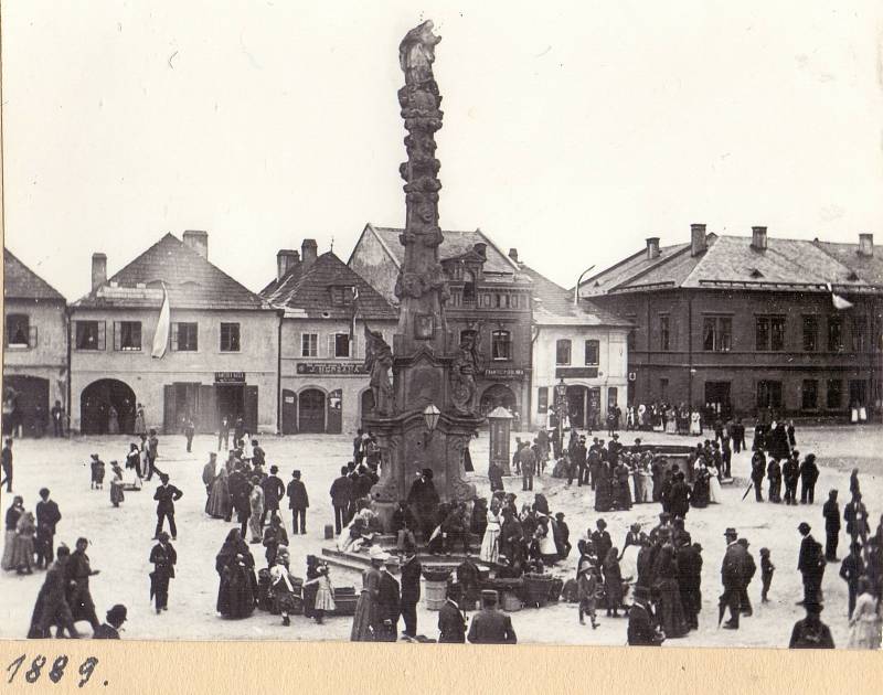 Jižní strana choceňského náměstí v roce 1889 s hostincem U Lva, druhý dům zprava bílý.