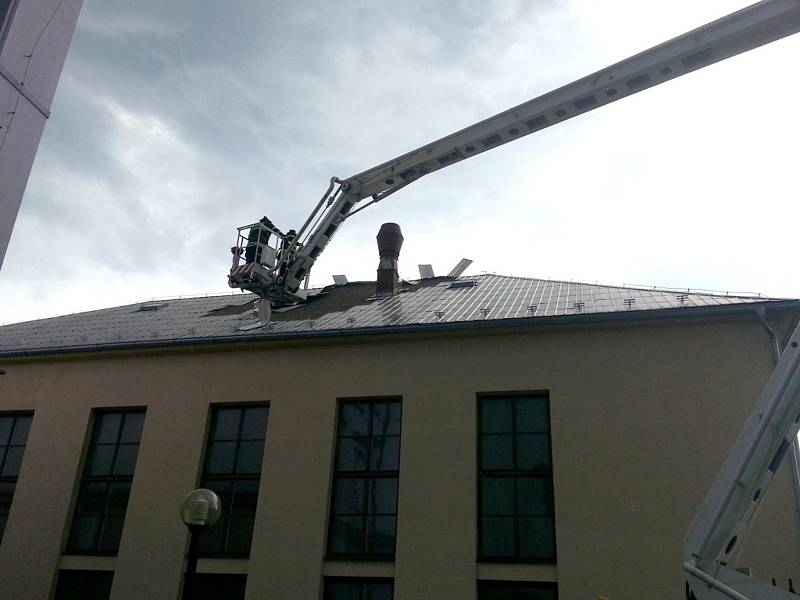 Na tělocvičně bývalé obchodní školy ve Vysokém Mýtě vítr odvál střechu.