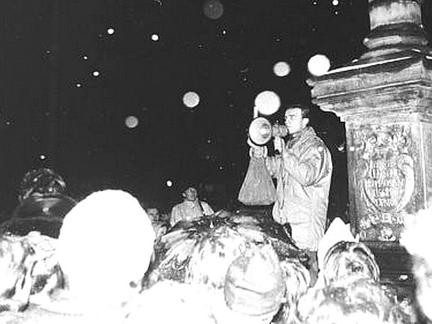 Jan Janíček u morového sloupu na českotřebovském Starém náměstí. Psal se listopad 1989.