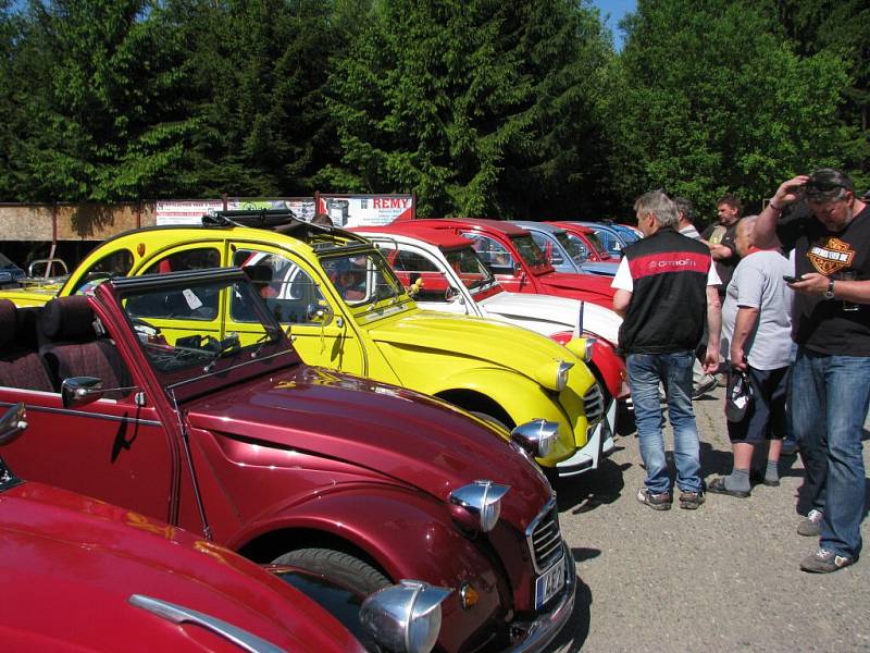 Sraz "kachen", vozů zn. Citroën 2CV, na Andrlově chlumu u Ústí nad Orlicí. 