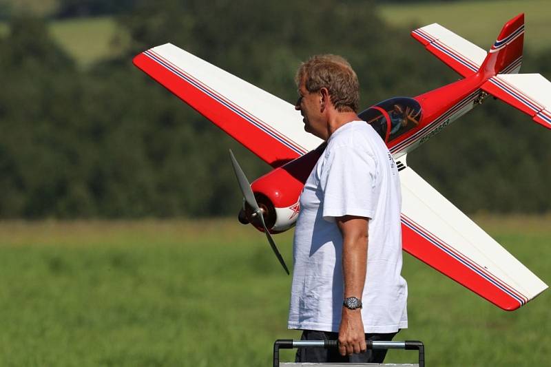 Ze Sletu chroustů, setkání příznivců létání, zejména motorového paraglidingu, na polním letišti v Červeném Potoce u Králík. 