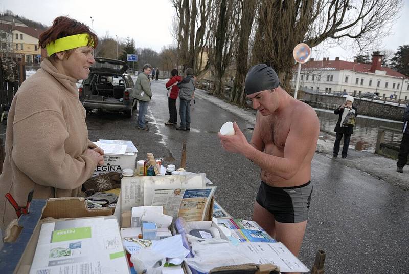 Devětatřicet otužilců, mezi nimi i osm žen,  o víkendu na trasách 100, 250 a 500 metrů absolvovalo Zámecký okruh v Chocni.