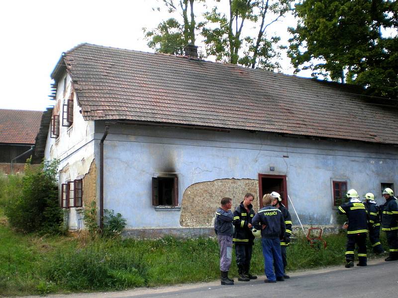 Hasiči nalezli v domě mrtvolu staršího muže.