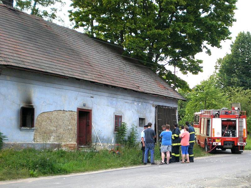 Hasiči nalezli v domě mrtvolu staršího muže.