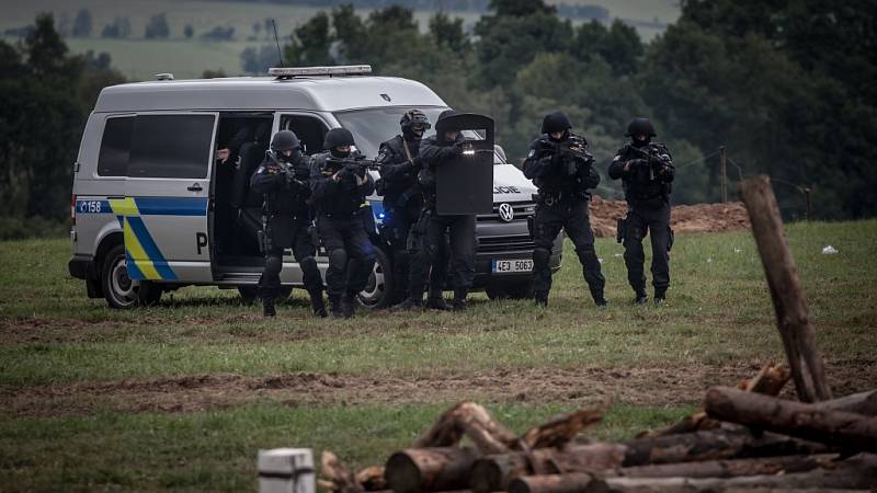 Vojensko - historická akce Cihelna 2017. Policejní ukázka zadržení pachatelů loupežného přepadení. 