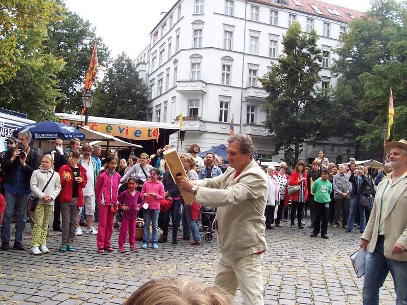 Soutěž v rolování balíků slámy v Berlíně-Neuköllnu.