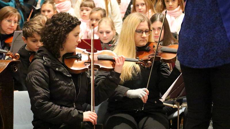 V kostele Nanebevzetí Panny Marie v Ústí nad Orlicí se uskutečnil Tříkrálový koncert, který zakončil další ročník tradiční Tříkrálové sbírky v Ústí nad Orlicí.