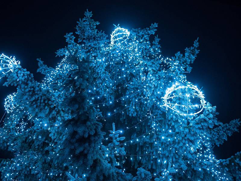 Na Staré náměstí v České Třebové přišly v neděli na rozsvícení vánočního stromu a vánoční výzdoby davy lidí. Městské muzeum zároveň otevíralo výstavu betlémů.
