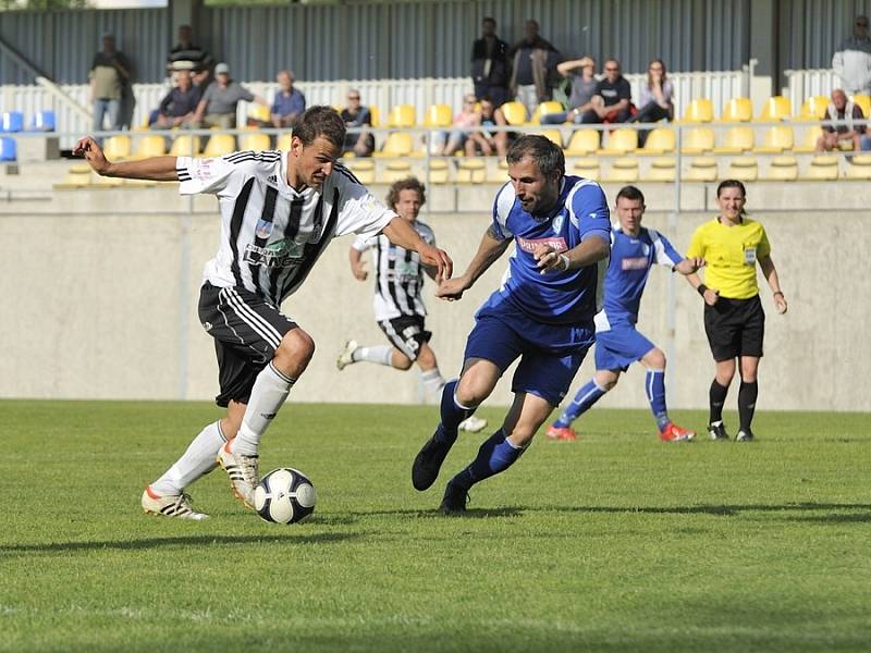Ústečtí fotbalisté (v černobílém) prohráli s Náchodem 0:2