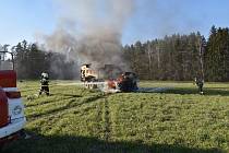 Hasiči ve středu odpoledne vyráželi k hořícímu stroji do Ostrova nedaleko Lanškrouna.