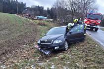 Osobní auto porazilo dopravní značku Lišnice - Zákopanka. Záchranáři odvezli do nemocnice matku s dvouletým dítětem.