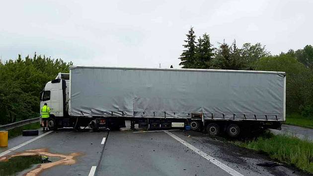 Kamion zatarasil celou silnici.