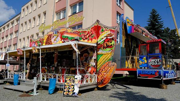FOTO: Kolotoče, balonky i zábava. Do Ústí nad Orlicí přijela pouť - Orlický  deník