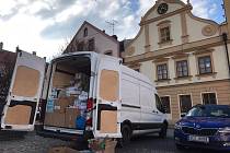 Českotřebováci se o víkendu složili a během tří hodin naplnili nákladní vůz s materiální pomocí pro Ukrajinské uprchlíky na hranicích.