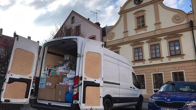 Českotřebováci se o víkendu složili a během tří hodin naplnili nákladní vůz s materiální pomocí pro Ukrajinské uprchlíky na hranicích.