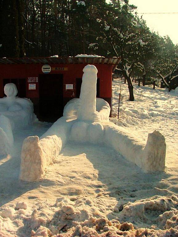 Že není sněhulák jako sněhulák, se mohli přesvědčit všichni, kdo v těchto dnech prošli nebo projeli kolem autobusové zastávky v Újezdu u Chocně.