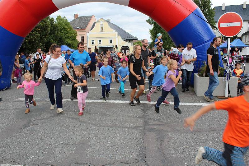 Druhý zářijový čtvrtek v Letohradě tradičně patří sportovně-charitativní akci Běháme pro… Letos se pomáhalo projektu Domácího hospice Alfa – Omega Charity Ústí nad Orlicí.