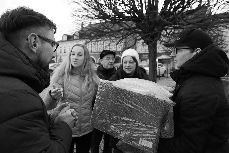 Českotřebováci se o víkendu složili a během tří hodin naplnili nákladní vůz s materiální pomocí pro Ukrajinské uprchlíky na hranicích.