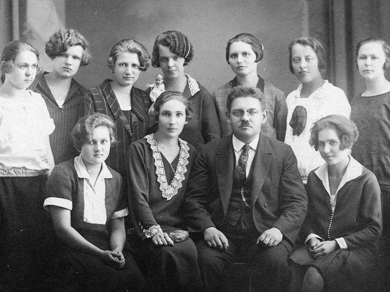 Dámský krejčí Alois Sobotka (bratr fotografky Růženy Sobotkové) s manželkou Marií (od něho vlevo) z Hýblovy ulice s děvčaty ze svého salónu. Foto R. Sobotková přibližně v roce 1930.