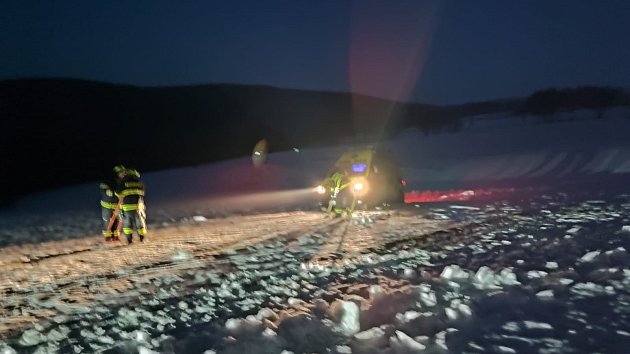 Záchranáři potřebovali zachránit. Sanitka zapadla na běžkařské trase do sněhu