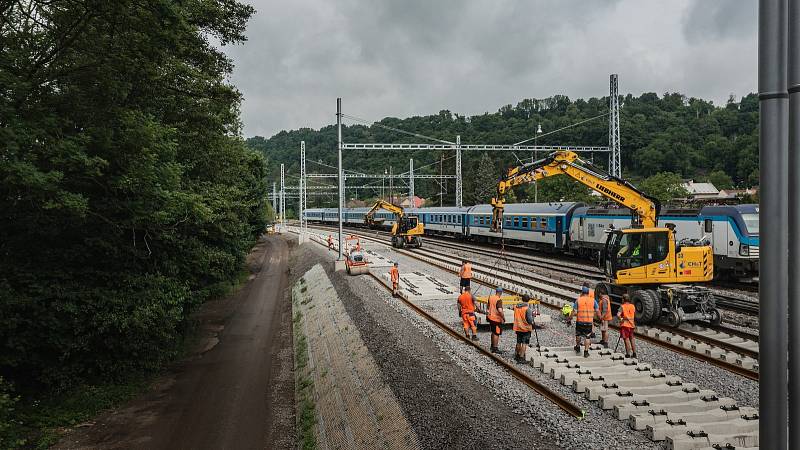 Stavbaři modernizují I. tranzitní koridor v údolí Tiché Orlice.