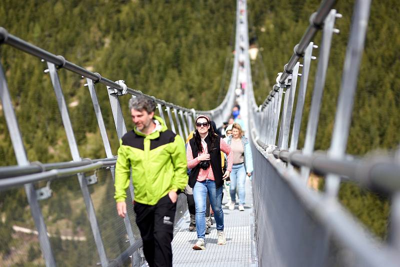 Na nejdelší visutý most na světě Sky Bridge 721 na Dolní Moravě vstoupili v pátek třináctého první stovky turistů.