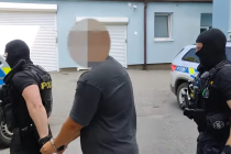 Policie muže zadržela po návratu z dovolené