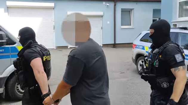 Policie muže zadržela po návratu z dovolené