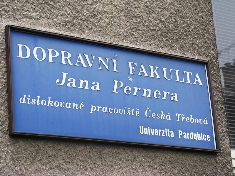 Bezpečnostní opatření na dislokovaném pracovišti Dopravní fakulty Univerzity Pardubice v České Třebové.