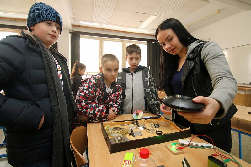 Základní škola Komenského v Ústí nad Orlicí připravila v úterý den otevřených dveří spojený s tradičním putováním po škole s názvem „My se šestky nebojíme“ pro budoucí žáky šestých tříd. Čekala na ně prohlídka budovy prvního i druhého stupně doplněná řado