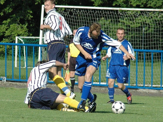 Choceňští fotbalisté vybojovali na domácím hřišti tři body, když porazili Převýšov 3:0.