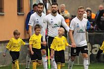 Radek Tichý (uprostřed) se svými spoluhráči věří, že Ústí odehraje úspěšnou divizní sezonu. Její úvod tomu zatím nasvědčuje.