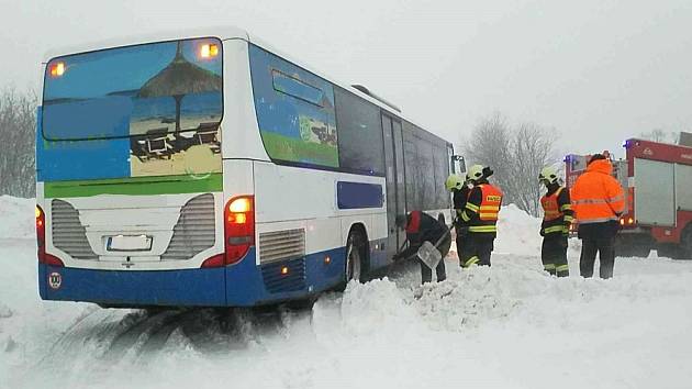 Kamiony zablokovaly silnici na Suchý vrch