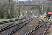 Slavnostním poklepáním kladívka na kolejnici v pátek dopoledne oficiálně začala rekonstrukce trati mezi Ústím nad Orlicí a Brandýsem nad Orlicí.