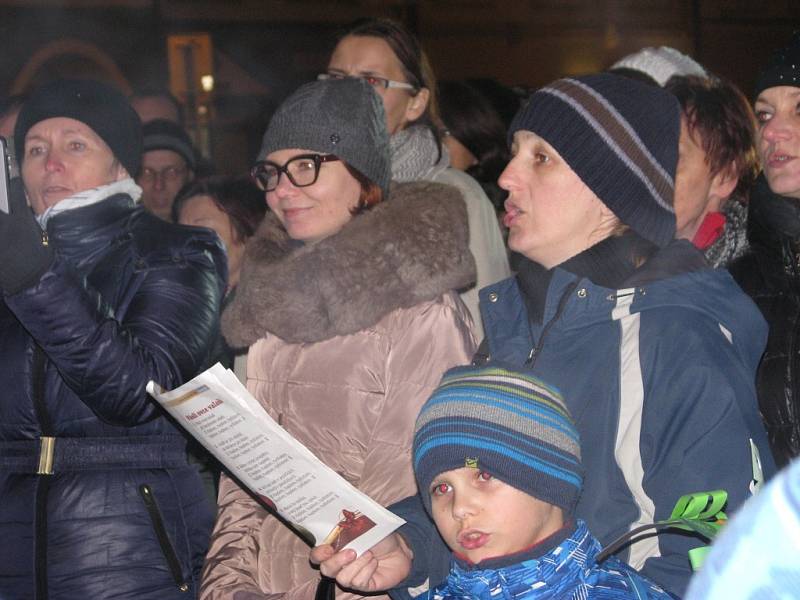 Česko zpívá koledy na Starém náměstí v České Třebové.