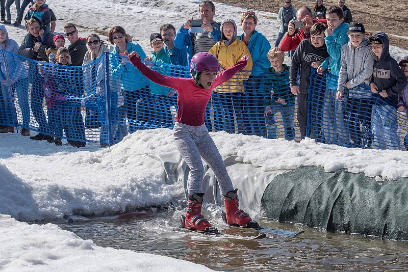 Přejíždění rybníčku v Českých Petrovicích 2019.