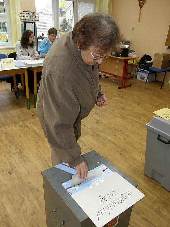 Volební místnost v ZŠ Bří. Čapků. (Ústí nad Orlicí)