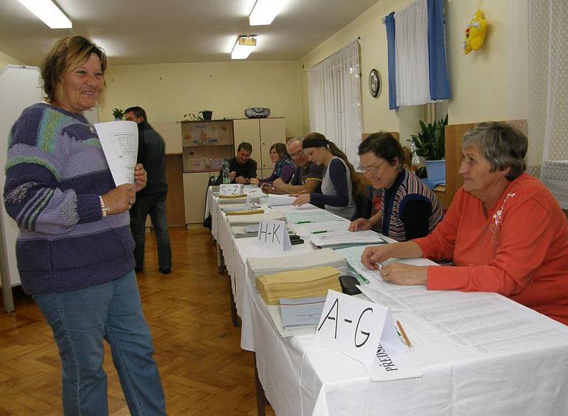 Volební místnost v ZŠ Na Štěpnici. (Ústí nad Orlicí)