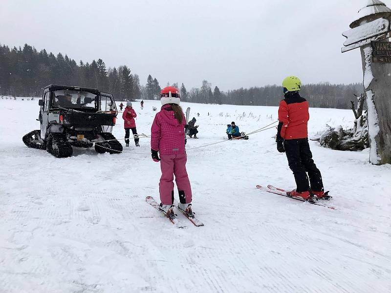 Na jedné sjezdovce je ale přeci jen živo. Vlekaři tahají lyžaře na kopec za skútry nebo čtyřkolkami.