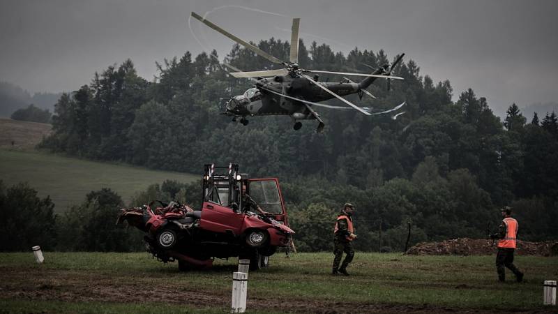 Vojensko - historická akce Cihelna 2017. Bitevní vrtulník Mi-24 nad plochou. 