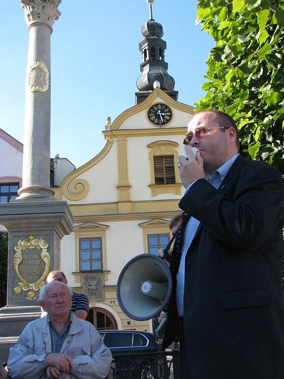 Odpůrci přestavby domu u rotundy uspořádali veřejné setkání a společně se zúčastnili jednání zastupitelů.