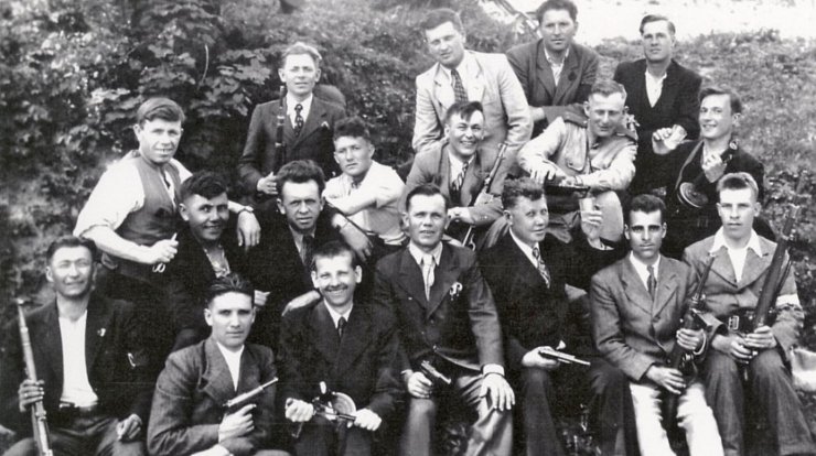 Skupina ruských zajatců ukrývaných v Kunčicích, nahoře ve světlém obleku Bohumil Moravec.