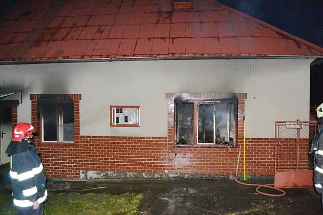 Z požáru požáru rodinného domu v obci Rybník.