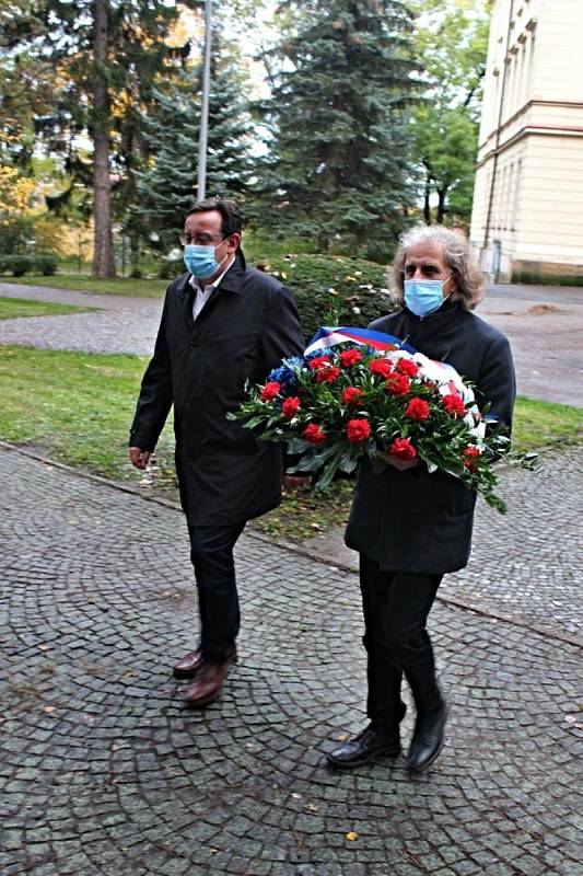 Ve Vysokém Mýtě byly v úterý 27. října v předvečer výročí položeny květiny k pomníku 30. pěšího pluku v Jungmannových sadech.