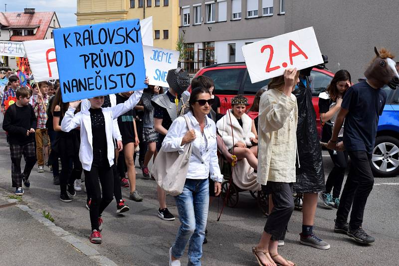 Na majálesový průvod v Žamberku navázala estráda