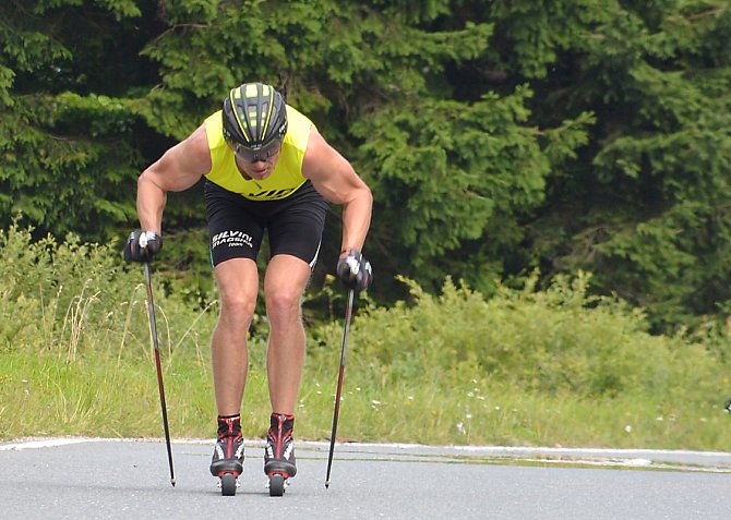 LOŇSKÝ VÍTĚZ. Dálkový běžec na lyžích Stanislav Řezáč si v létě zpestřuje přípravu na závodech na kolečkách.