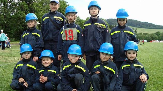 Oddíl mladých hylvátských hasičů při  jarním kole hry Plamen v Mladkově. 