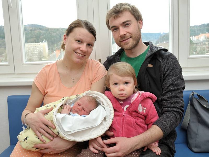 Tadeáš Javůrek se narodil s hmotností 3,36 kg 31. března třicet minut před půlnocí. Doma bude v Ústí nad Orlicí s rodiči Dominikou a Josefem i sestřičkou Eliškou.