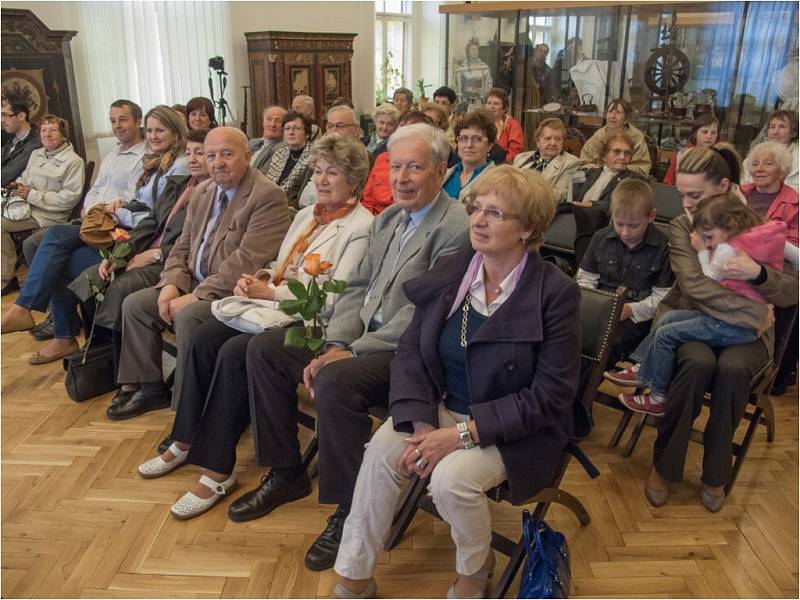 Z vernisáže výstavy fotografií a básnické tvorby Josefa Kvičery v žamberském muzeu.