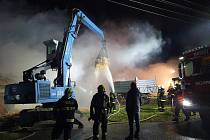 Od sobotního odpoledne zasahují jednotky hasičů u požáru v zemědělském družstvu v Kunvaldu na Orlickoústecku.